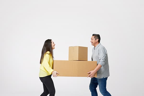 Man and woman carry boxes 0011655 600x400