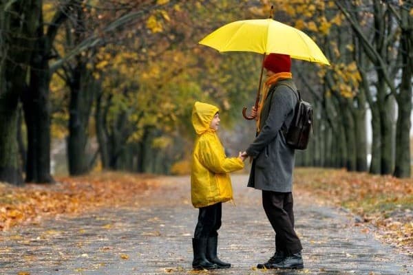 WinterHubPeopleInRain 600x400