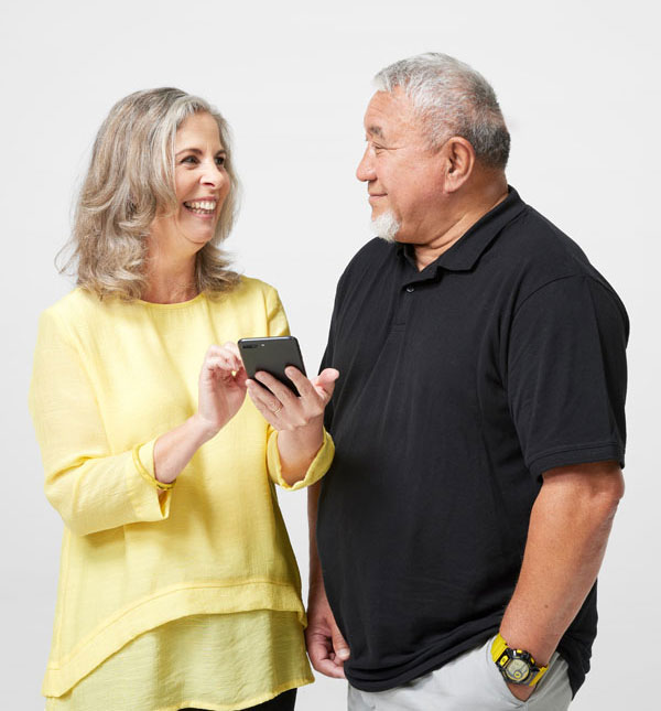 Couple on phone 0011660 600x1080